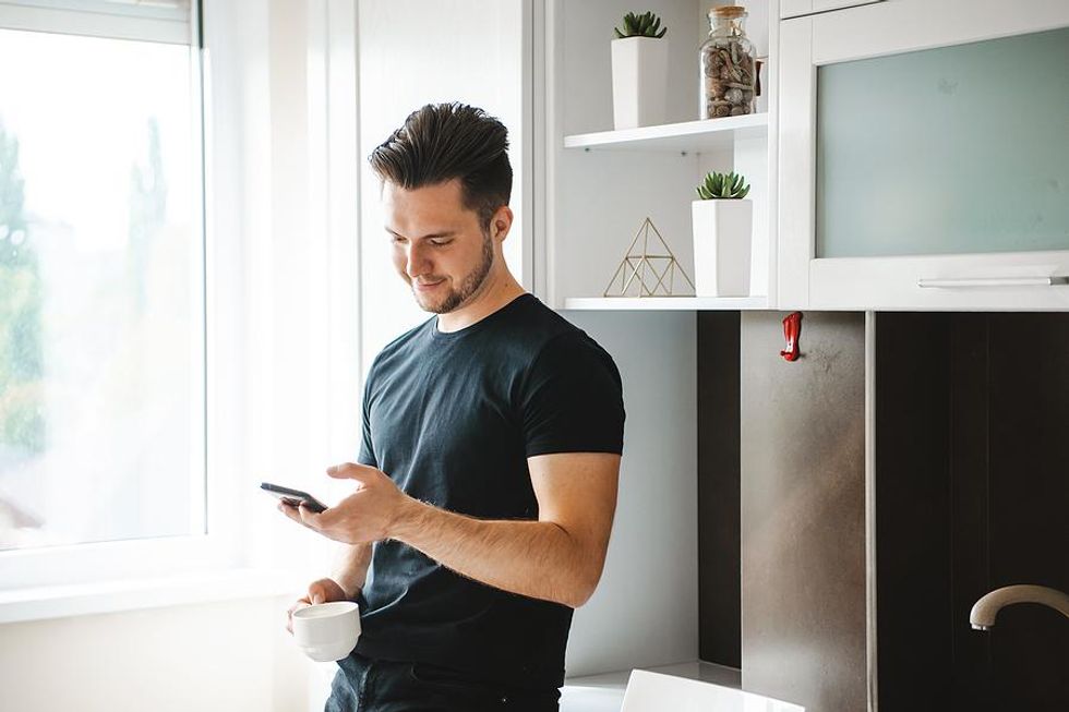 Man cancels a meeting on his phone while on a working vacation