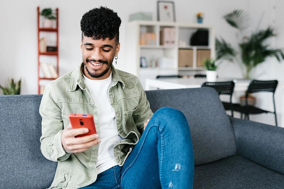 Man on phone connects with a recruiter on LinkedIn and sends a message