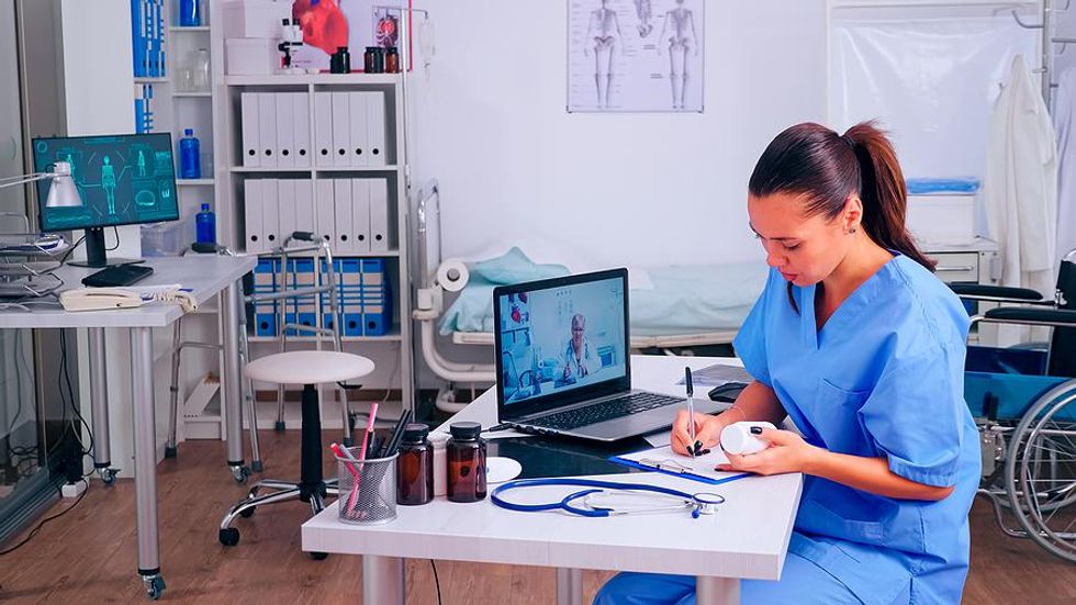 Medical assistant stays organized at work