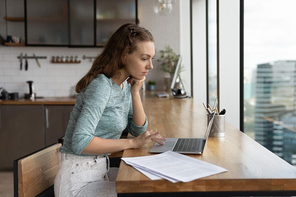 Woman on laptop works while on a working vacation